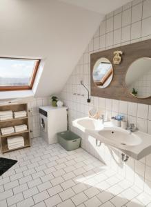 Koupelna v ubytování Storchenblick Muhr am See inkl Frühstück