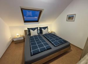 Postel nebo postele na pokoji v ubytování Storchenblick Muhr am See inkl Frühstück