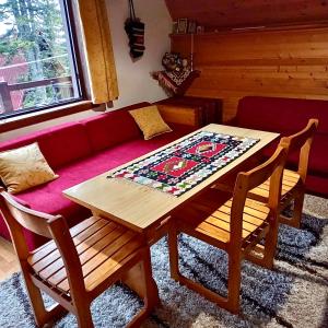 Khu vực ghế ngồi tại Vikendica Zora Jahorina