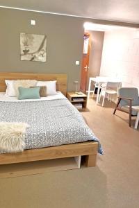 Un dormitorio con una cama y un comedor con una mesa. en Résidence Rachel Shape Mons, en Mons 125 fotos más