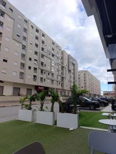 un grande condominio con palme di fronte di حي الواحات a El Aouina Station