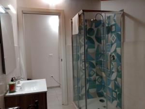 阿格罗波利B&B Stella del Cilento & Sole Rooms的浴室配有淋浴和洗手池 更多44张照片