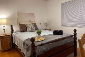 Una cama o camas en una habitación de Home 8 Mi to Dtwn Riverside Families Welcome!