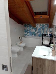 阿格罗波利B&B Stella del Cilento & Sole Rooms的带马桶、水槽和浴缸的浴室