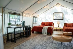 Χώρος καθιστικού στο Robin's Nest-Lux Camping Tent in the Gorge