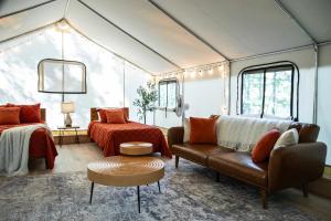 Χώρος καθιστικού στο Robin's Nest-Lux Camping Tent in the Gorge