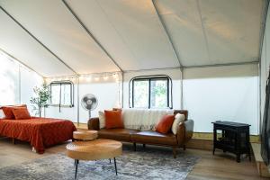 Χώρος καθιστικού στο Robin's Nest-Lux Camping Tent in the Gorge +39 φωτογραφίες