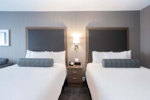 una camera d'albergo con due letti e un comodino di Sandman Signature St. John's Hotel a St. John's Altre 32 foto