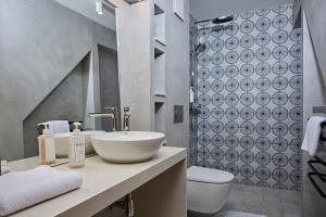 Un baño con lavabo, inodoro y ducha. en Villa Bayer, en Villány 50 fotos más