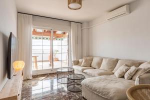 un soggiorno con un divano e due tavoli di Miramar a Castell de Ferro