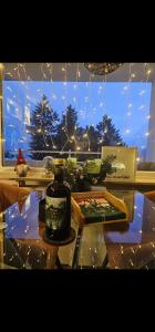 Una botella de whisky sobre una mesa frente a una ventana. en Harz High End Fewo Nicholas 4 Sterne DTV, en Goslar