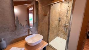 Chalet Serbijanka Alpine Retreat with Hammam Sauna and Jacuzzi for 14 Gueststs في مانيجود: حمام مع دش زجاجي ومغسلة +46 صورة