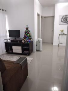 Una televisión o centro de entretenimiento en Apartamento aconchegante a 15min do centro de Florianópolis