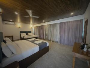 Postel nebo postele na pokoji v ubytování Orange Sky Inn