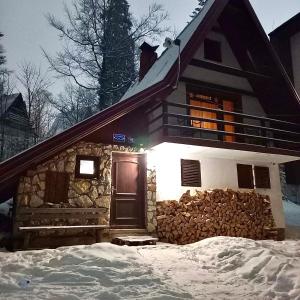 Tòa nhà nơi nhà gỗ tọa lạc