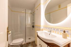 un bagno con wc, lavandino e doccia di Miramar a Castell de Ferro Altre 41 foto