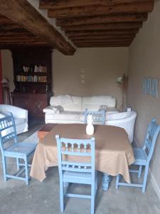 ein Esszimmer mit einem Tisch und zwei Stühlen in der Unterkunft La métairie de Laura in Gesvres + 23 Fotos