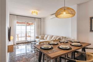 una sala da pranzo con un tavolo e un divano di Miramar a Castell de Ferro