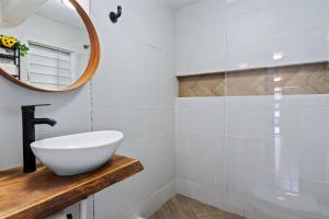 Ένα μπάνιο στο Family-Friendly Home for 5 Near Airport & Beaches +21 φωτογραφίες