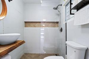 Ένα μπάνιο στο Family-Friendly Home for 5 Near Airport & Beaches