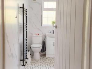 een badkamer met een wit toilet en een wastafel bij Copper Pine - Refurbished - Contractors & families in Dowlais