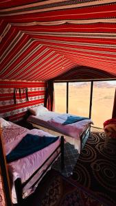 Ένα ή περισσότερα κρεβάτια σε δωμάτιο στο Desert Nights camp