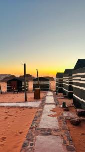 een bakstenen pad midden op een strand bij Desert Nights camp in Aqaba