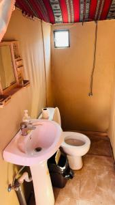 Ένα μπάνιο στο Desert Nights camp