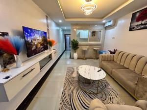 Μια τηλεόραση ή/και κέντρο ψυχαγωγίας στο GRA Ikeja Lagos Luxury-Furnished 1BR Apartment, Family Friendly, 24hrs Eletric, WiFi