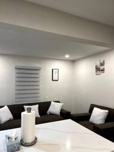 Χώρος καθιστικού στο Cozy 2-Bed with Kitchen and Patio in Midtown Toronto