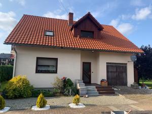a small white house with an orange roof at Klakierówka in Piechowice