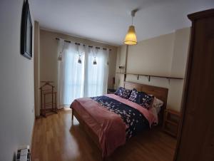 una camera da letto con un letto e una finestra di Mirador del Duque a Güéjar-Sierra