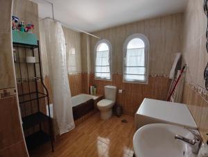 un bagno con un water, un lavandino e una vasca di Mirador del Duque a Güéjar-Sierra Altre 24 foto