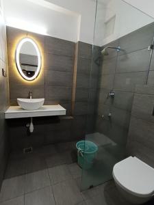 Ένα μπάνιο στο The Lakeside Haveli