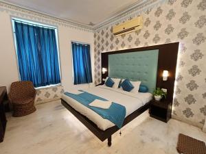 Ένα ή περισσότερα κρεβάτια σε δωμάτιο στο The Lakeside Haveli