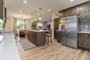 Nhà bếp/bếp nhỏ tại Modern Scottsdale Retreat with Private Jacuzzi 4 Bedrooms 2 Full Bath