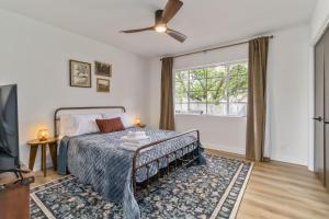 Giường trong phòng chung tại Modern Scottsdale Retreat with Private Jacuzzi 4 Bedrooms 2 Full Bath