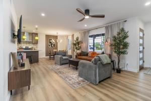 Khu vực ghế ngồi tại Modern Scottsdale Retreat with Private Jacuzzi 4 Bedrooms 2 Full Bath