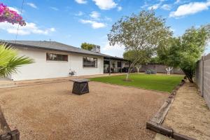 Vườn quanh Modern Scottsdale Retreat with Private Jacuzzi 4 Bedrooms 2 Full Bath