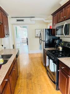 Kuchyň nebo kuchyňský kout v ubytování Guest house in Federal Hill next to Downtown, Restaurants, RI Hospital, Providence Mall, everything else