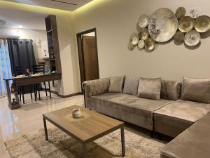 Гостиная зона в Executive 1-Bed Luxury Apartment with City View ! Zeta Mall Islamabad