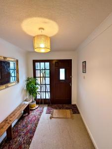 Μια τηλεόραση ή/και κέντρο ψυχαγωγίας στο Tranquil Countryside Cottage near Loughborough