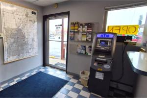 eine Tankstelle mit Geldautomat in einem Zimmer in der Unterkunft Canton Inn By OYO in Canton