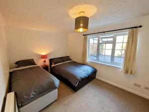 Ένα ή περισσότερα κρεβάτια σε δωμάτιο στο Tranquil Countryside Cottage near Loughborough