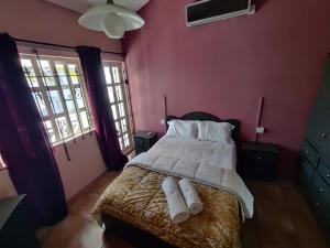 Ένα ή περισσότερα κρεβάτια σε δωμάτιο στο Peaceful & Scenic Villa on the Beach