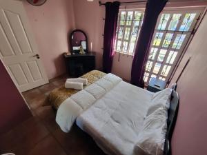 Ένα ή περισσότερα κρεβάτια σε δωμάτιο στο Peaceful & Scenic Villa on the Beach