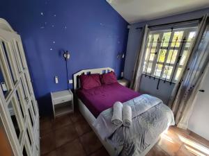 Ένα ή περισσότερα κρεβάτια σε δωμάτιο στο Peaceful & Scenic Villa on the Beach