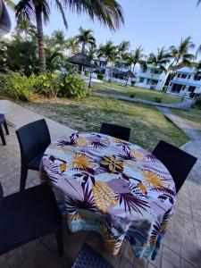 Κήπος έξω από το Peaceful & Scenic Villa on the Beach