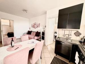 una cucina e un soggiorno con tavolo e sedie di Appartamento la casa di Lilli Anguillara Sabazia-Lago, Relax e Roma a portata di treno a Anguillara Sabazia