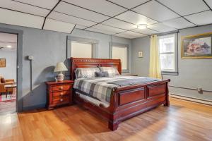 Un dormitorio con una cama y una mesa con una lámpara. en 4 Mi to Mauch Chunk Lake Spacious Apt with Bar!, en Summit Hill